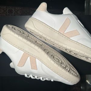 Brand new Veja Men's Campo Low Top Sneakers size US 11.5